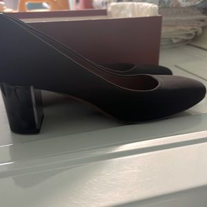 Size 8 1/2 Donald/ Pliner brand new never wore black heal